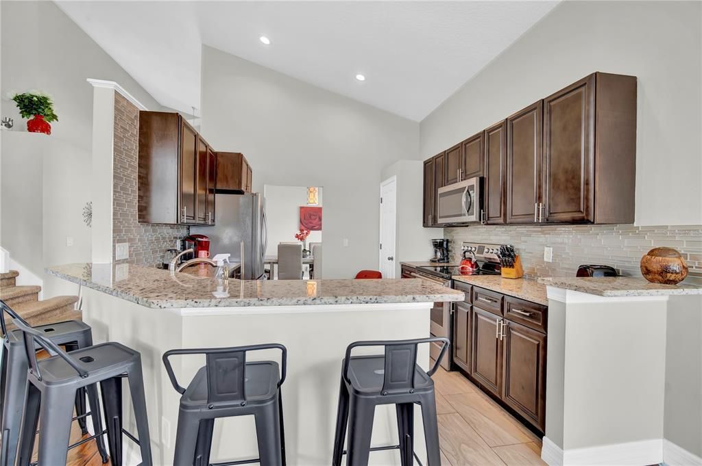 合同活跃: $420,000 (5 贝兹, 3 浴室, 2300 平方英尺)