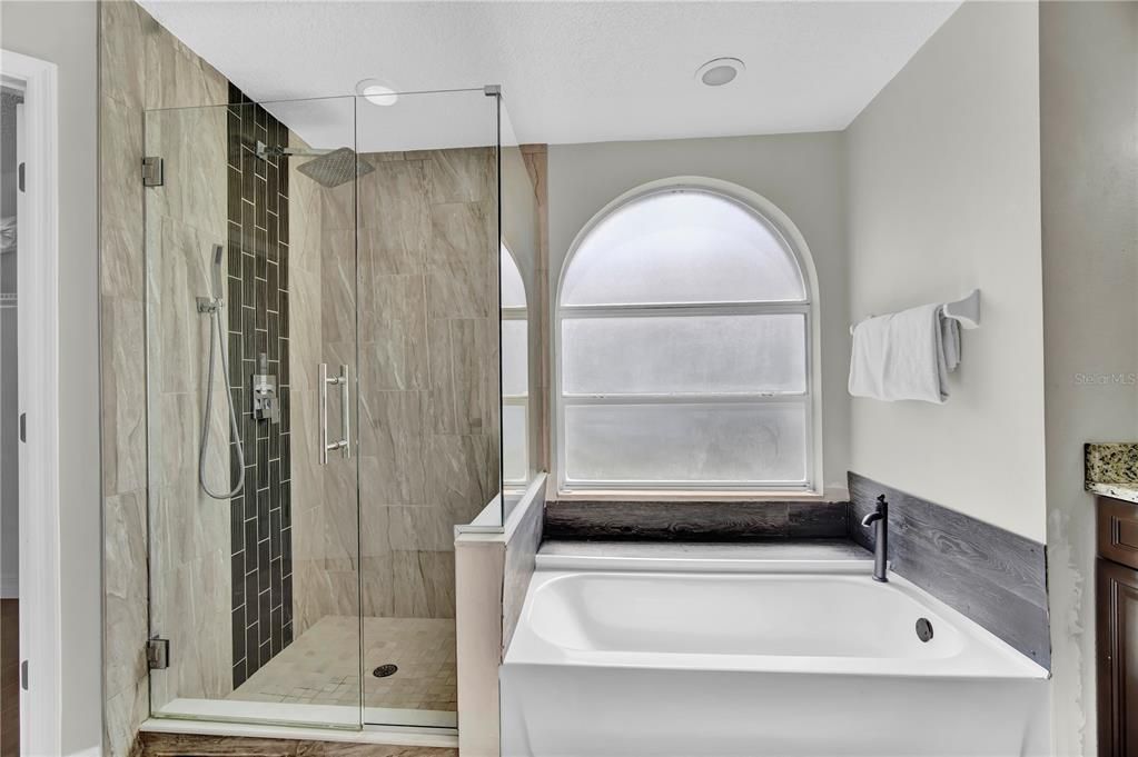 合同活跃: $420,000 (5 贝兹, 3 浴室, 2300 平方英尺)