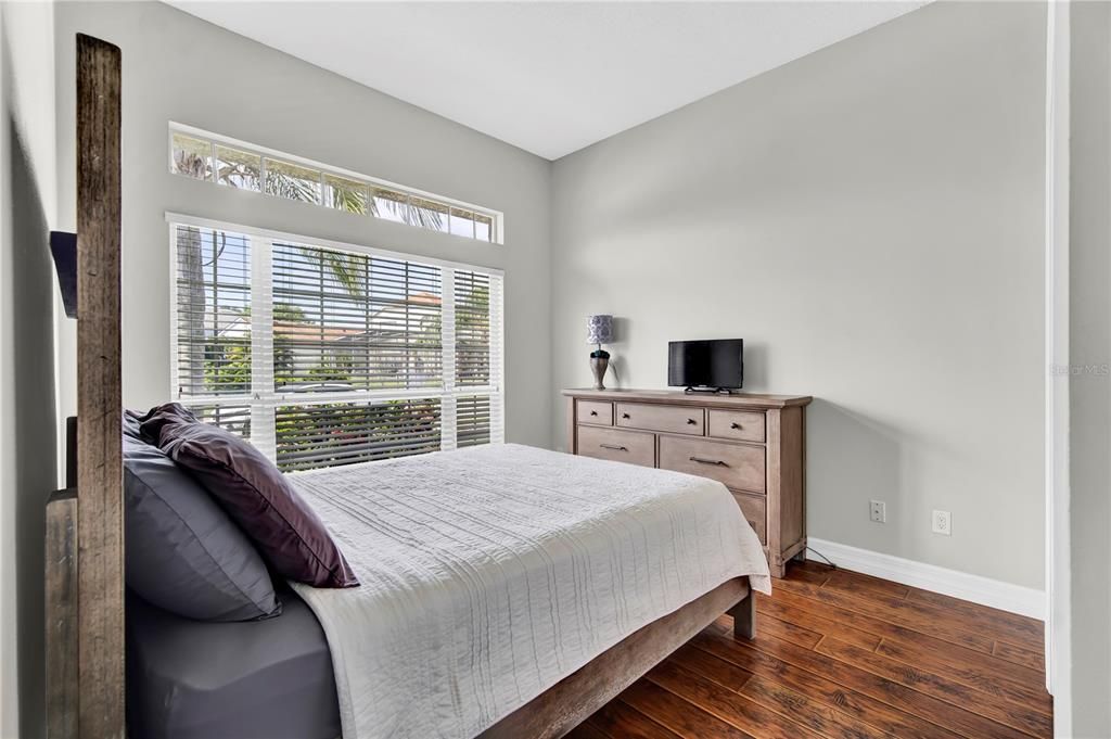 合同活跃: $420,000 (5 贝兹, 3 浴室, 2300 平方英尺)