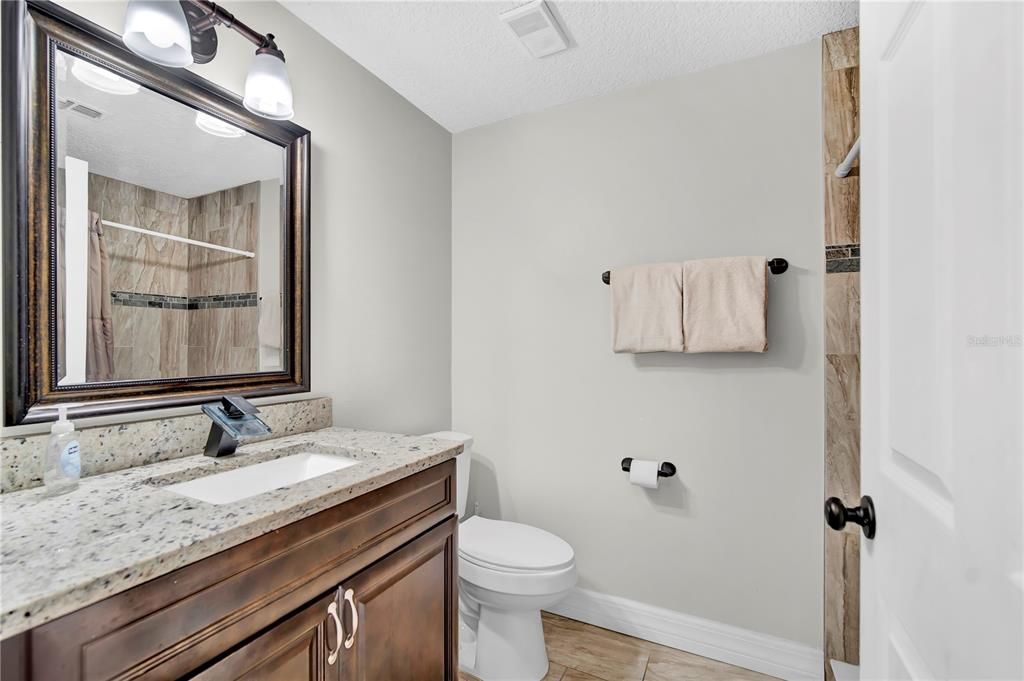 合同活跃: $420,000 (5 贝兹, 3 浴室, 2300 平方英尺)