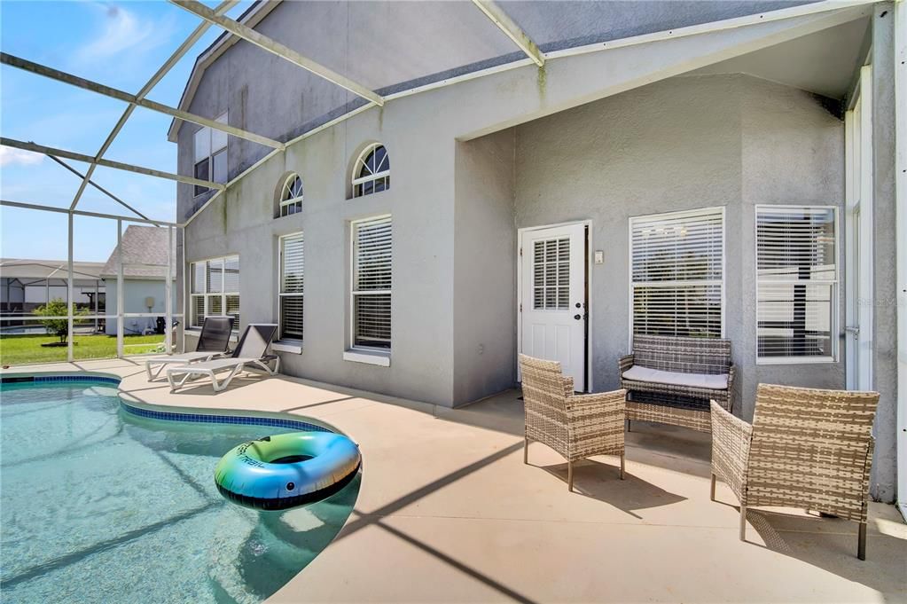 合同活跃: $420,000 (5 贝兹, 3 浴室, 2300 平方英尺)