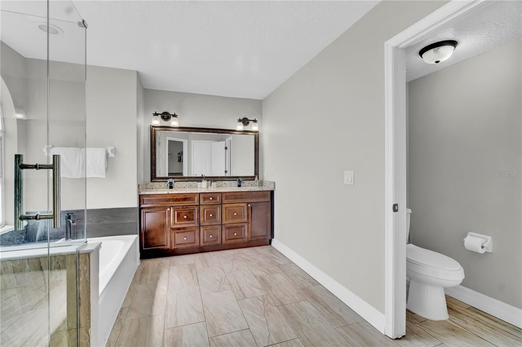 合同活跃: $420,000 (5 贝兹, 3 浴室, 2300 平方英尺)