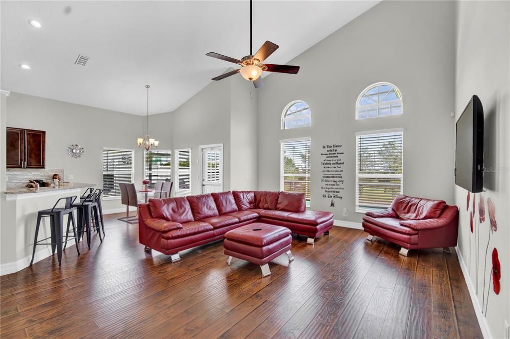 合同活跃: $420,000 (5 贝兹, 3 浴室, 2300 平方英尺)