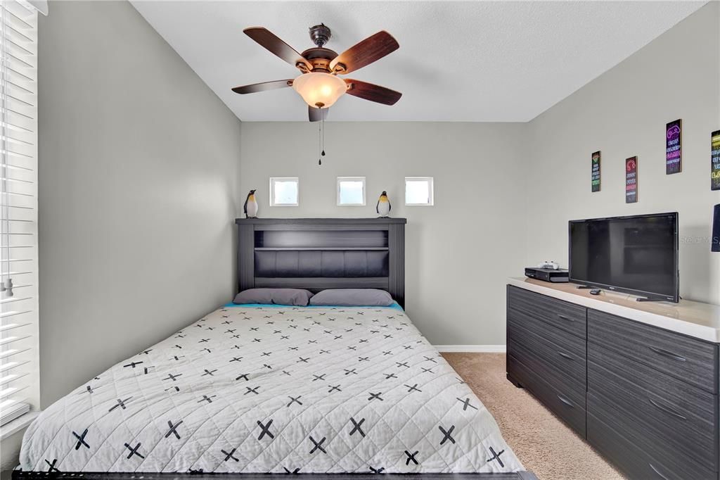 合同活跃: $420,000 (5 贝兹, 3 浴室, 2300 平方英尺)