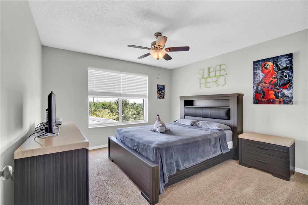 合同活跃: $420,000 (5 贝兹, 3 浴室, 2300 平方英尺)