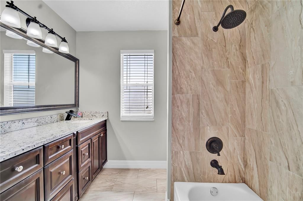 合同活跃: $420,000 (5 贝兹, 3 浴室, 2300 平方英尺)