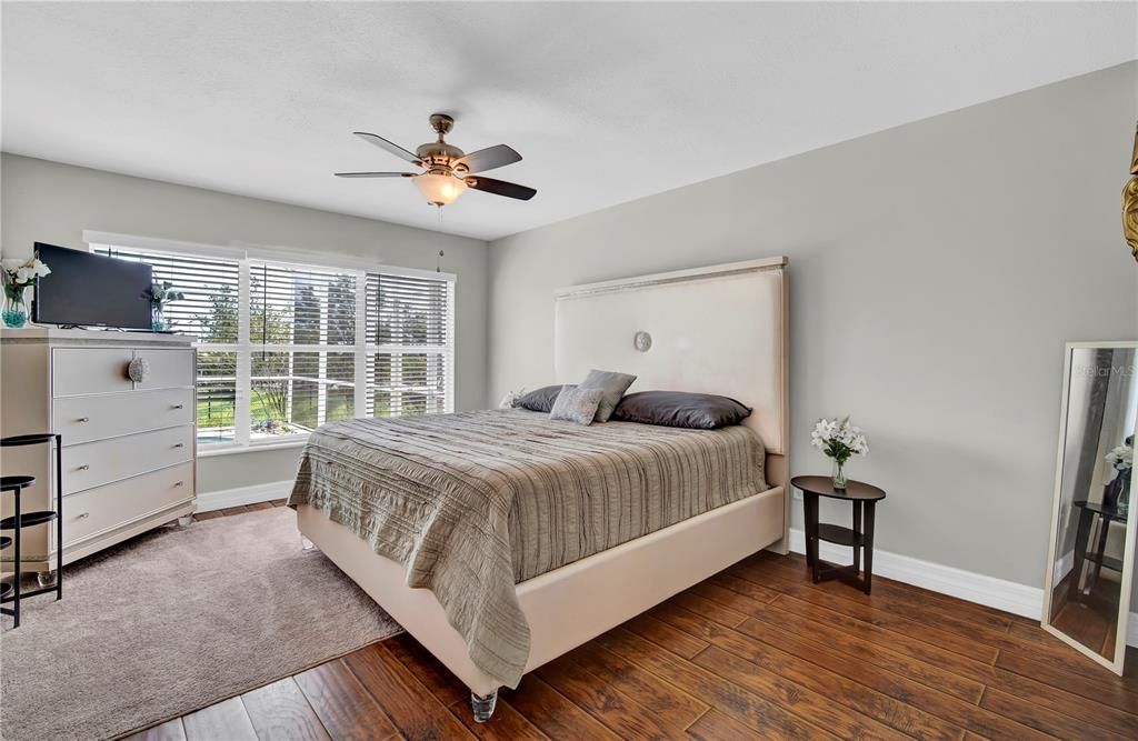 合同活跃: $420,000 (5 贝兹, 3 浴室, 2300 平方英尺)