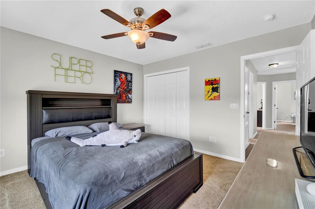 合同活跃: $420,000 (5 贝兹, 3 浴室, 2300 平方英尺)