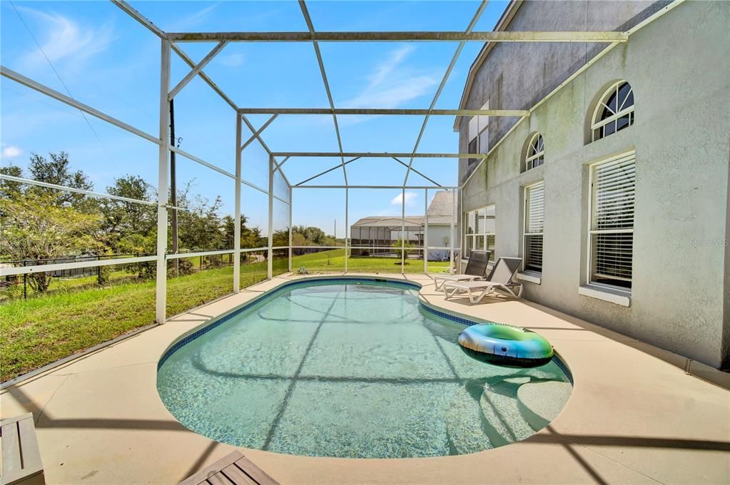 合同活跃: $420,000 (5 贝兹, 3 浴室, 2300 平方英尺)