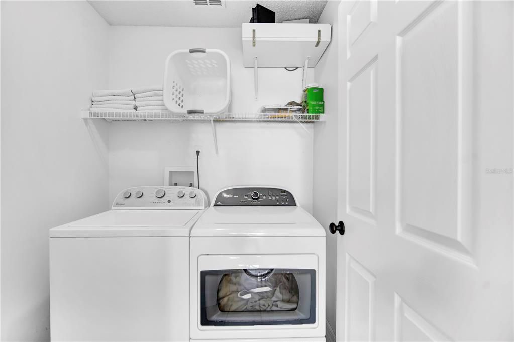 合同活跃: $420,000 (5 贝兹, 3 浴室, 2300 平方英尺)