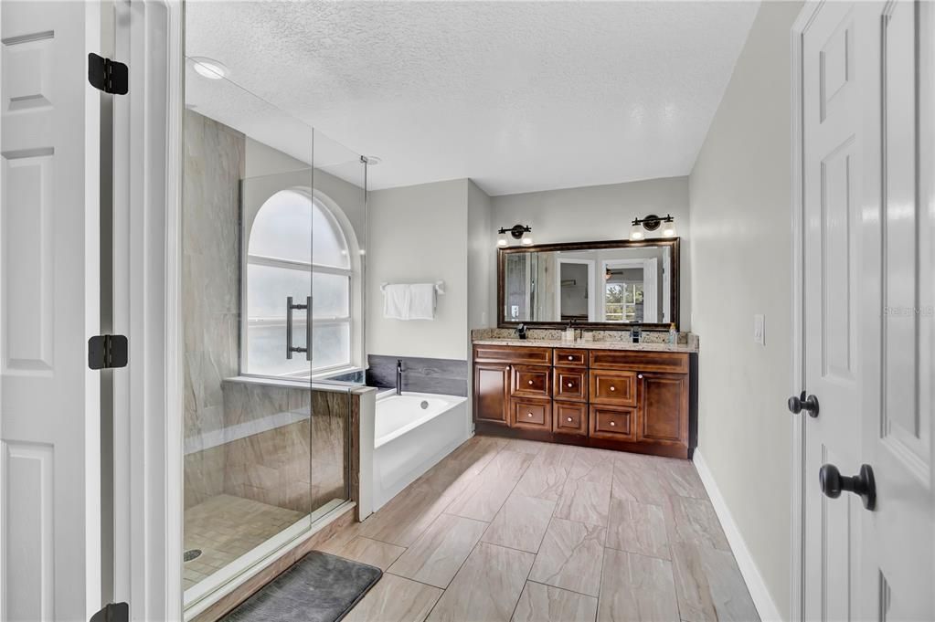 合同活跃: $420,000 (5 贝兹, 3 浴室, 2300 平方英尺)