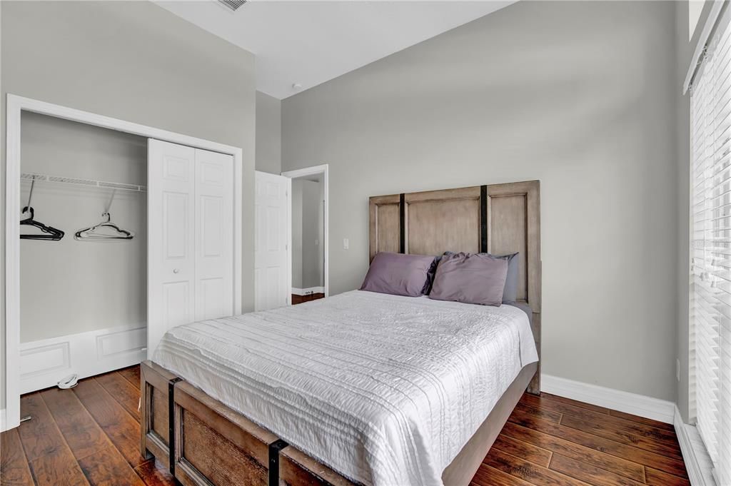 合同活跃: $420,000 (5 贝兹, 3 浴室, 2300 平方英尺)