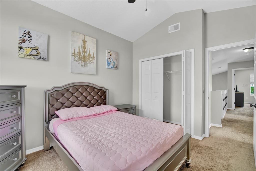 合同活跃: $420,000 (5 贝兹, 3 浴室, 2300 平方英尺)