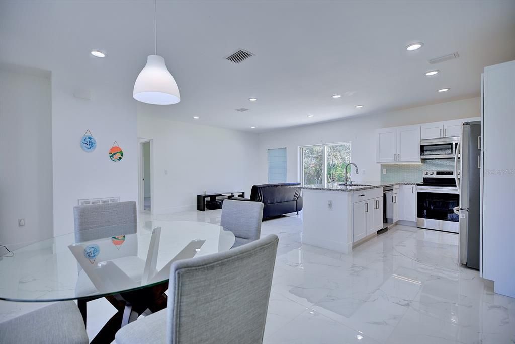 En Venta: $279,000 (3 camas, 2 baños, 1359 Pies cuadrados)