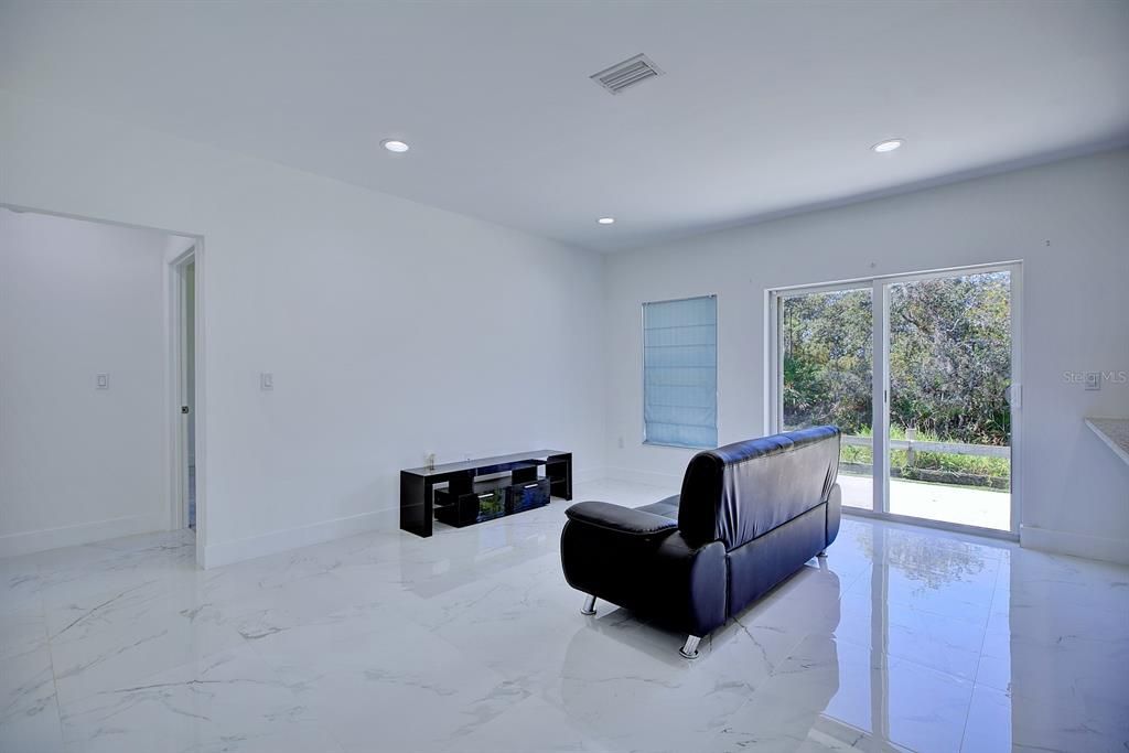 En Venta: $279,000 (3 camas, 2 baños, 1359 Pies cuadrados)