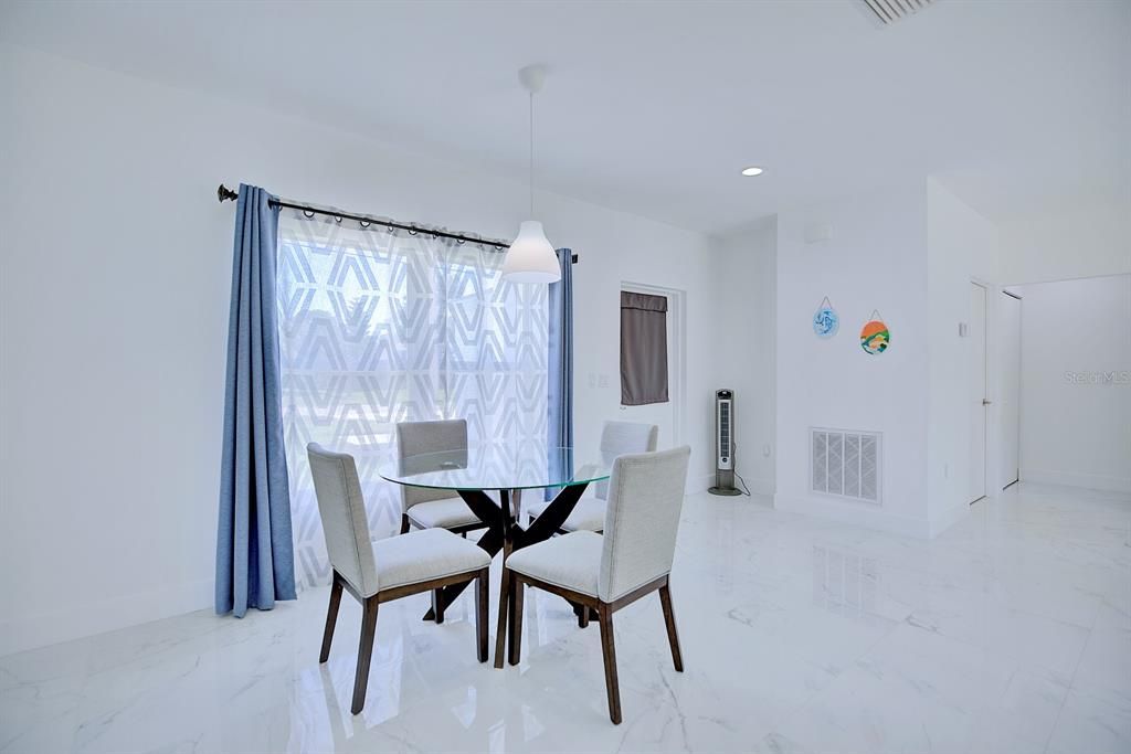 En Venta: $279,000 (3 camas, 2 baños, 1359 Pies cuadrados)