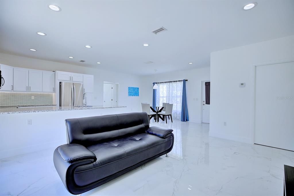 En Venta: $279,000 (3 camas, 2 baños, 1359 Pies cuadrados)