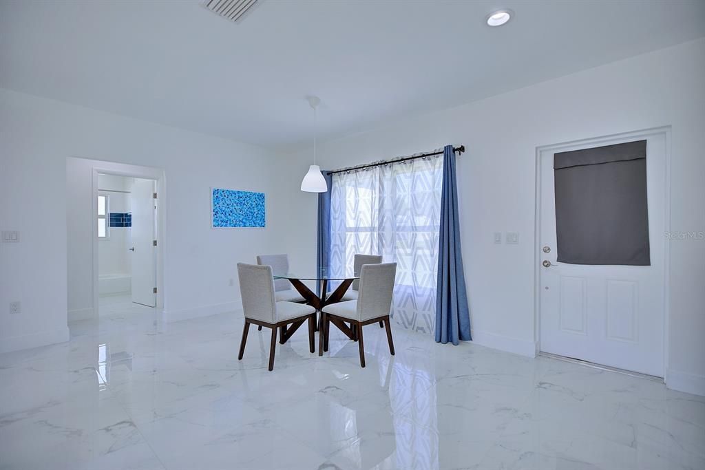 En Venta: $279,000 (3 camas, 2 baños, 1359 Pies cuadrados)