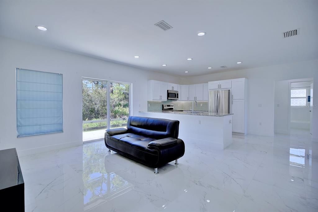 En Venta: $279,000 (3 camas, 2 baños, 1359 Pies cuadrados)