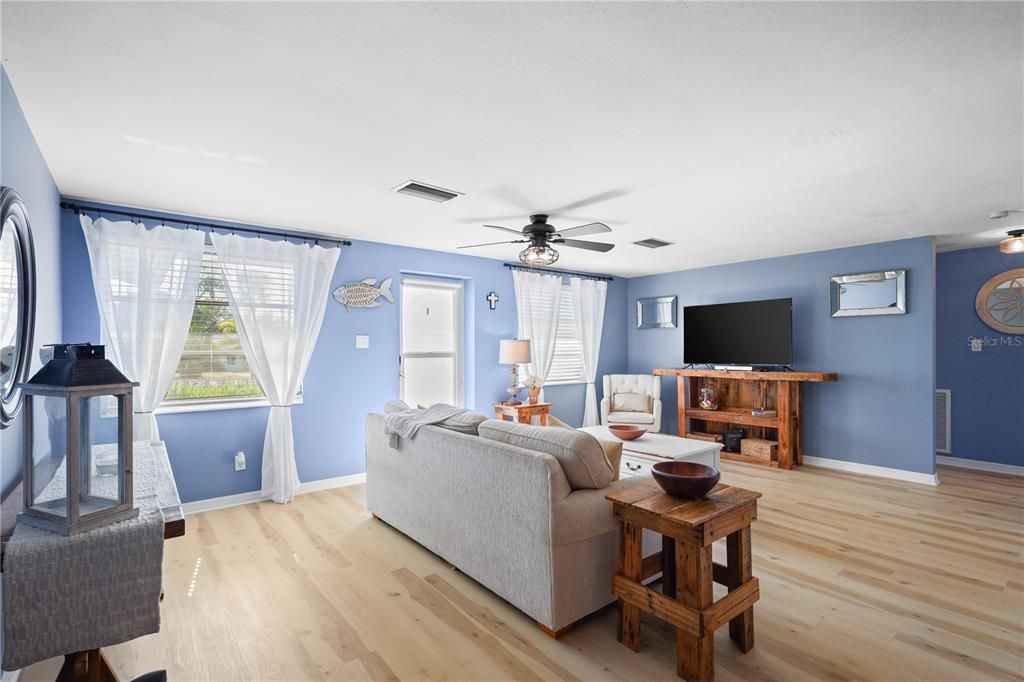 待售: $269,900 (2 贝兹, 2 浴室, 1026 平方英尺)