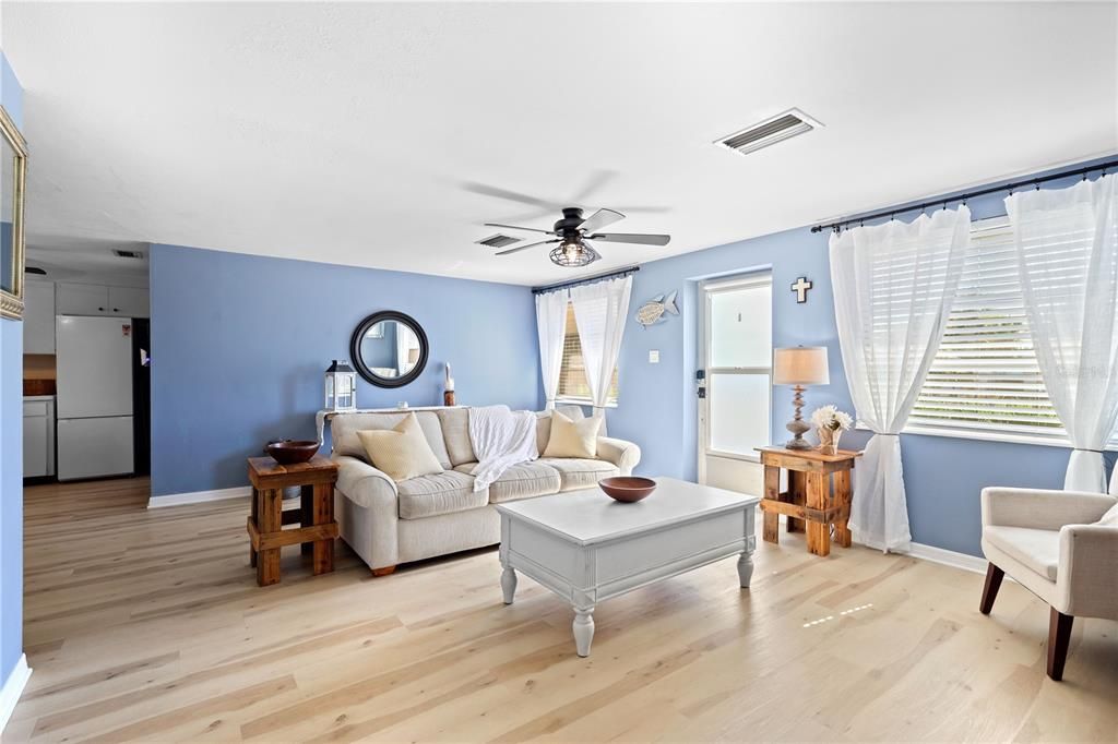 待售: $269,900 (2 贝兹, 2 浴室, 1026 平方英尺)