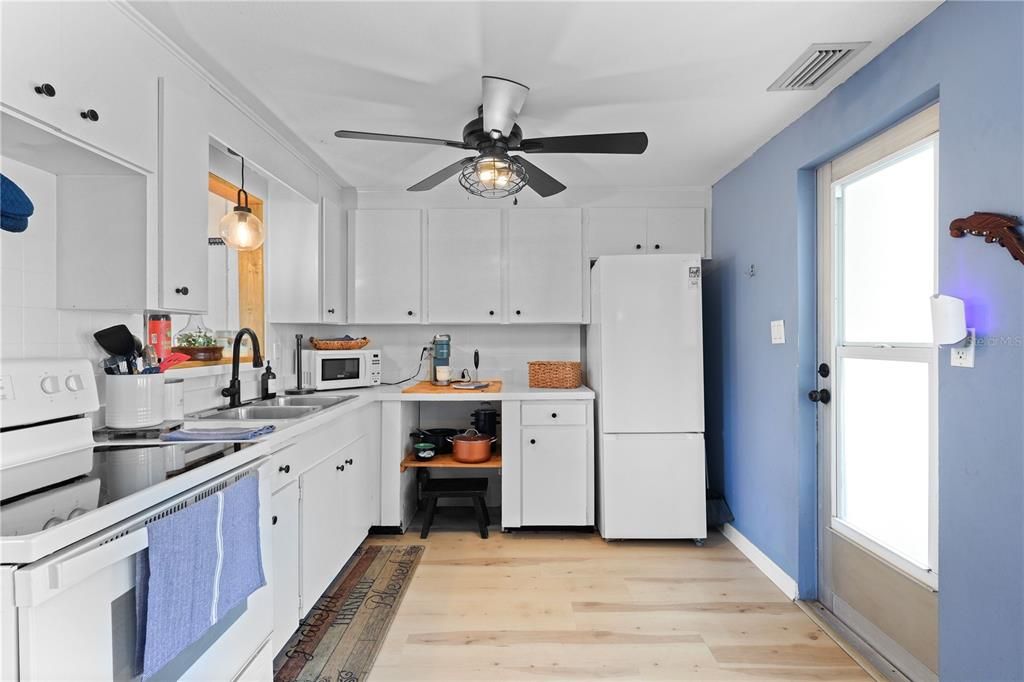 待售: $269,900 (2 贝兹, 2 浴室, 1026 平方英尺)