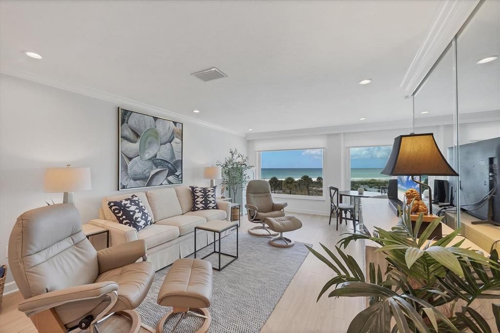 For Sale: $1,330,000 (1 beds, 2 baths, 900 Square Feet)