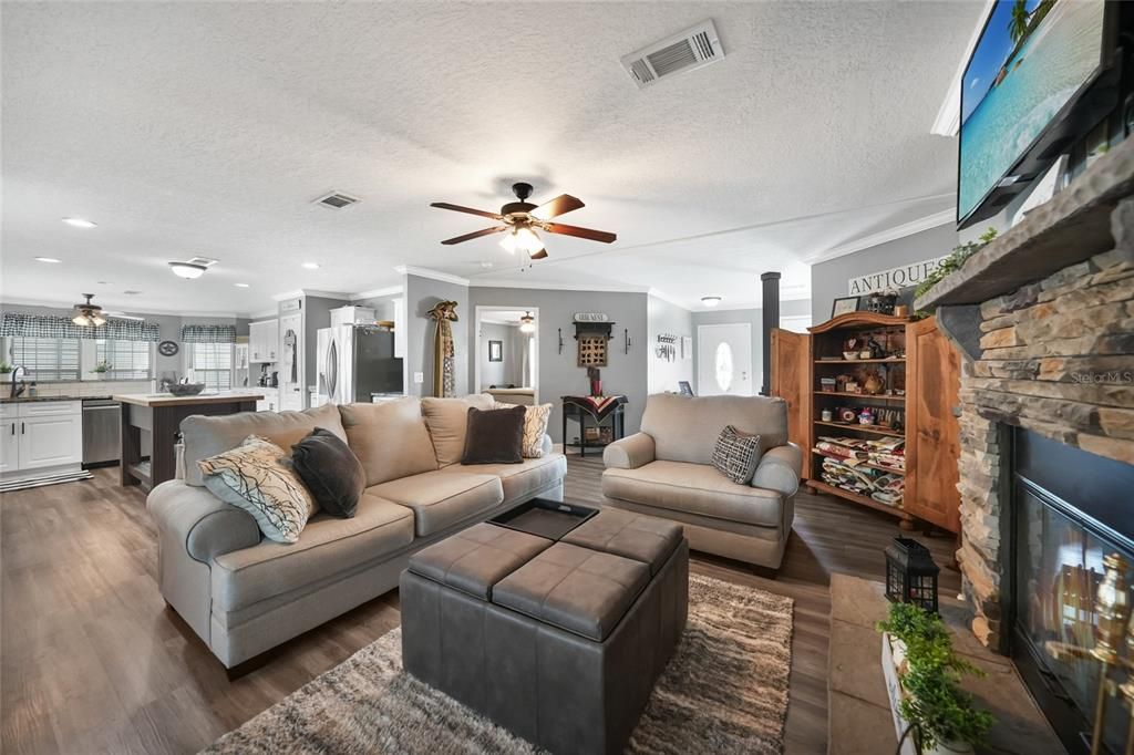 For Sale: $259,000 (3 beds, 2 baths, 1704 Square Feet)