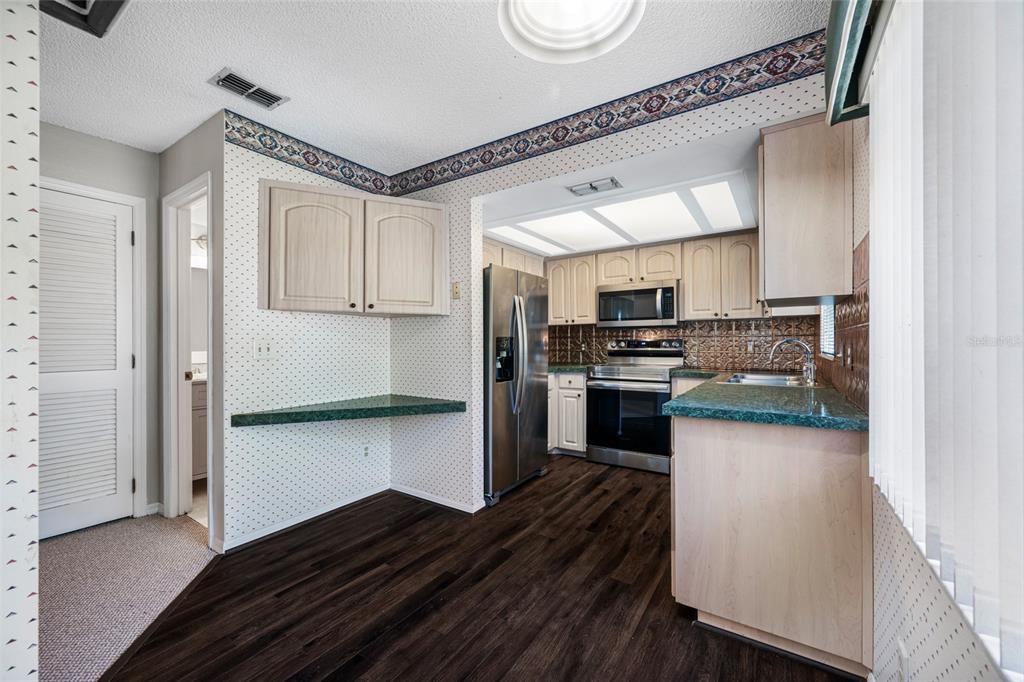 Active With Contract: $199,000 (2 beds, 2 baths, 1306 Square Feet)