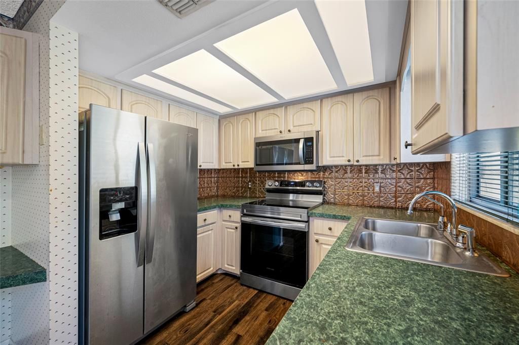 Active With Contract: $199,000 (2 beds, 2 baths, 1306 Square Feet)