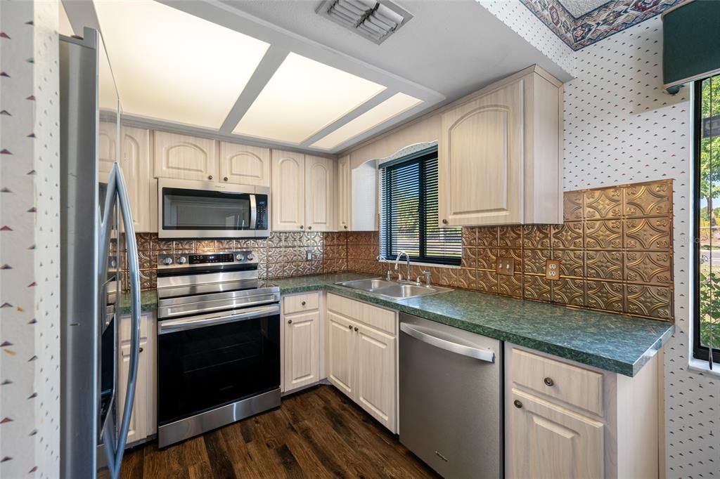 Active With Contract: $199,000 (2 beds, 2 baths, 1306 Square Feet)