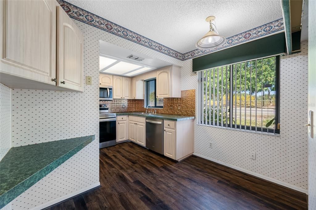 Active With Contract: $199,000 (2 beds, 2 baths, 1306 Square Feet)