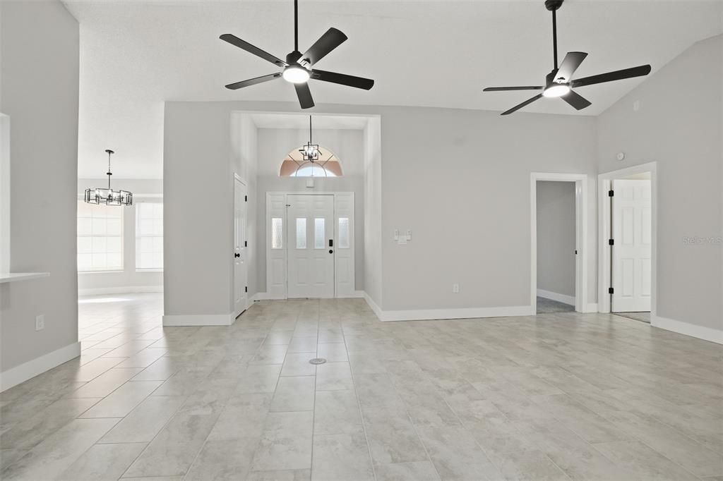 Activo con contrato: $475,000 (3 camas, 2 baños, 2310 Pies cuadrados)