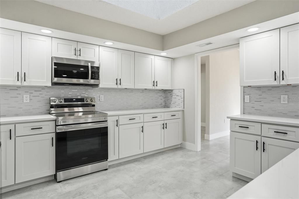 Activo con contrato: $475,000 (3 camas, 2 baños, 2310 Pies cuadrados)