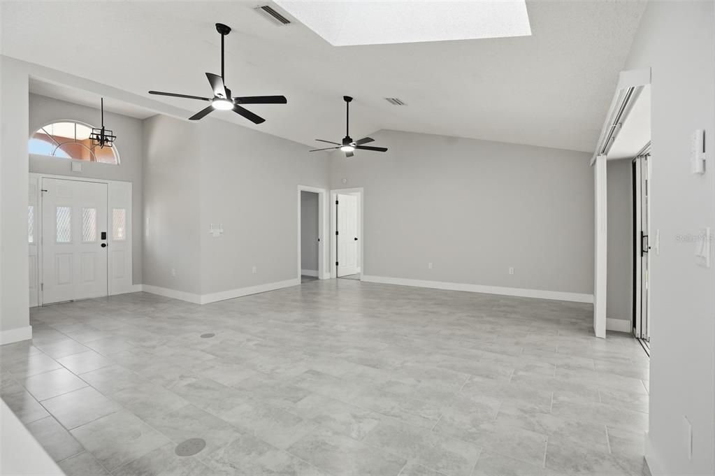 Activo con contrato: $475,000 (3 camas, 2 baños, 2310 Pies cuadrados)