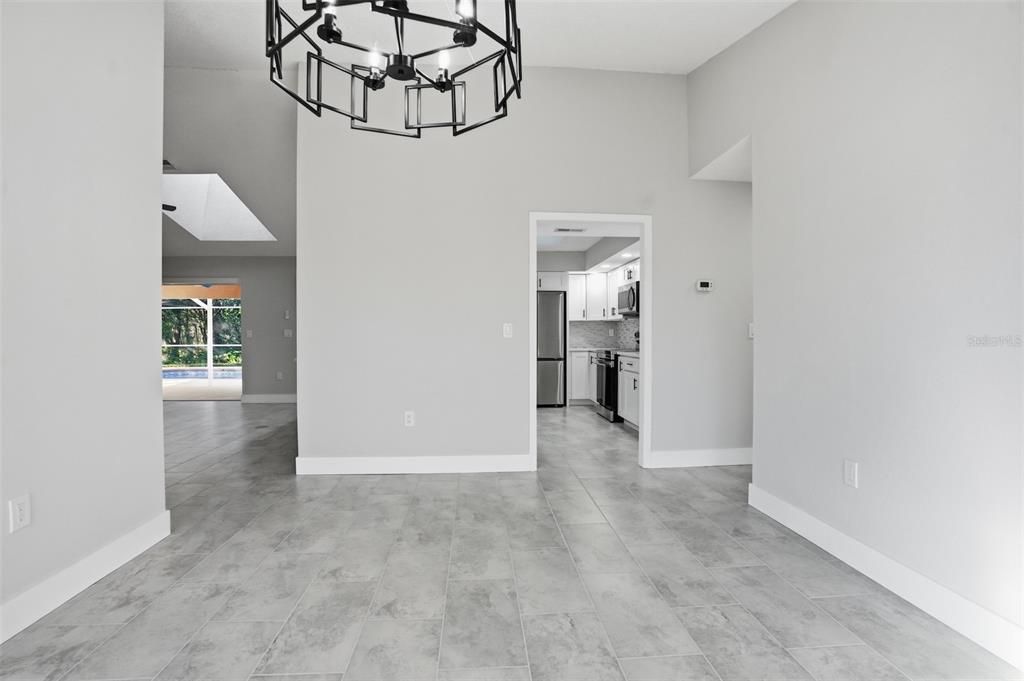 Activo con contrato: $475,000 (3 camas, 2 baños, 2310 Pies cuadrados)