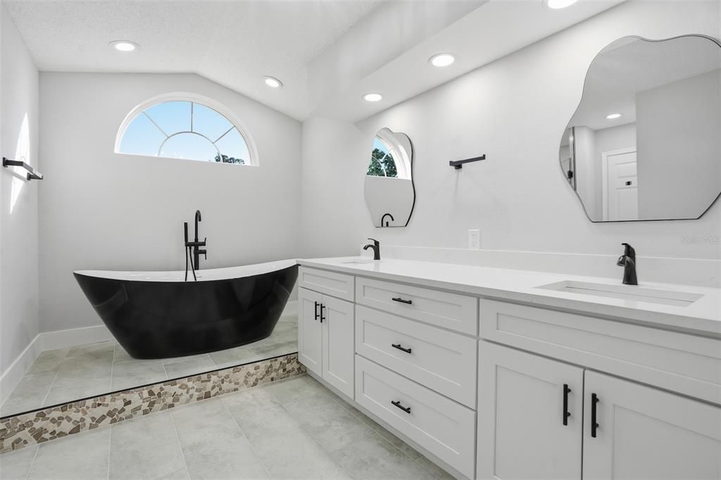 Activo con contrato: $475,000 (3 camas, 2 baños, 2310 Pies cuadrados)