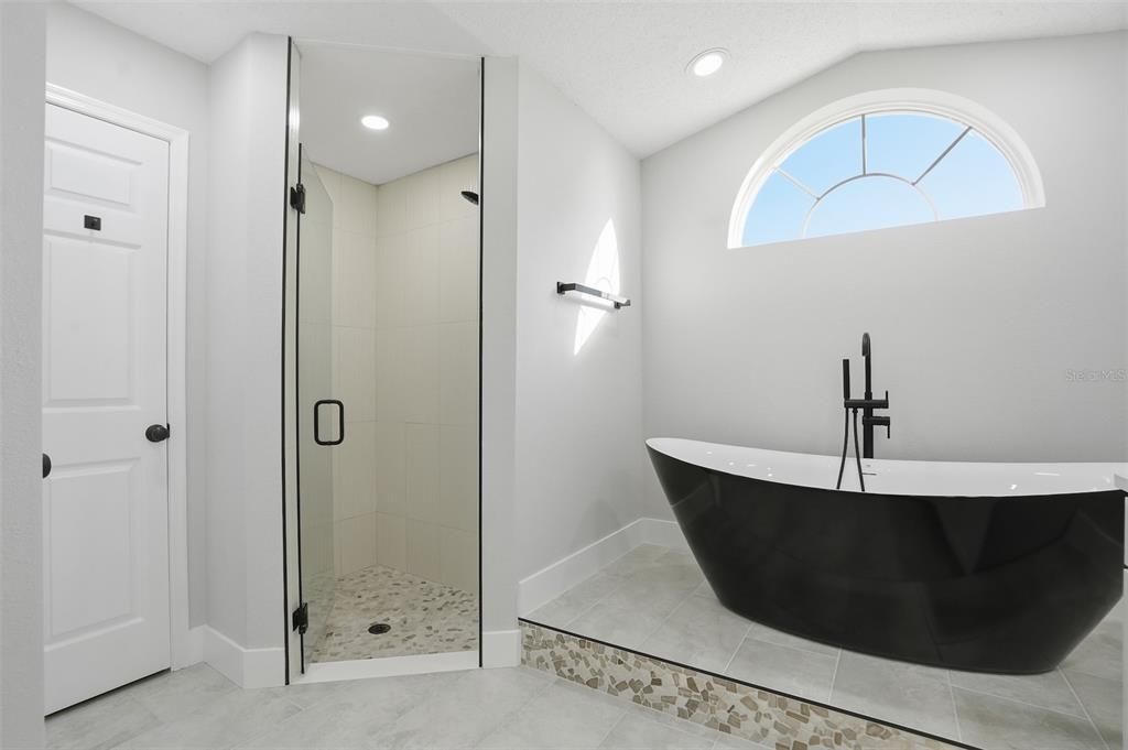 Activo con contrato: $475,000 (3 camas, 2 baños, 2310 Pies cuadrados)