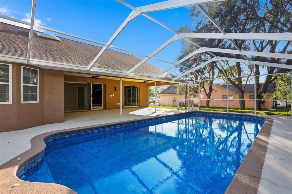 Activo con contrato: $475,000 (3 camas, 2 baños, 2310 Pies cuadrados)