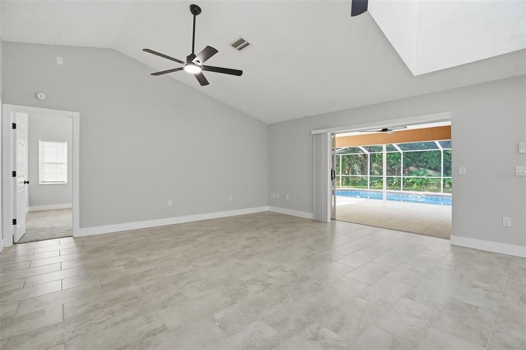 Activo con contrato: $475,000 (3 camas, 2 baños, 2310 Pies cuadrados)