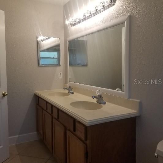 Activo con contrato: $2,195 (4 camas, 2 baños, 1661 Pies cuadrados)