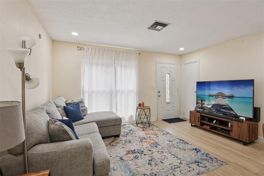 待售: $200,000 (3 贝兹, 1 浴室, 864 平方英尺)