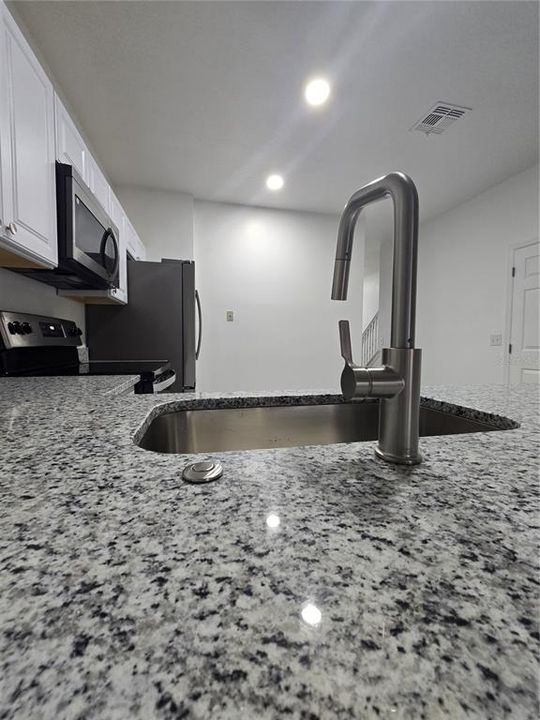 For Rent: $2,050 (3 beds, 3 baths, 1494 Square Feet)