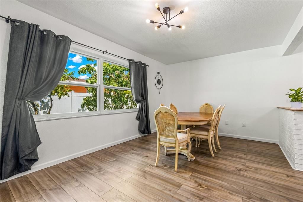 待售: $469,900 (3 贝兹, 2 浴室, 1613 平方英尺)