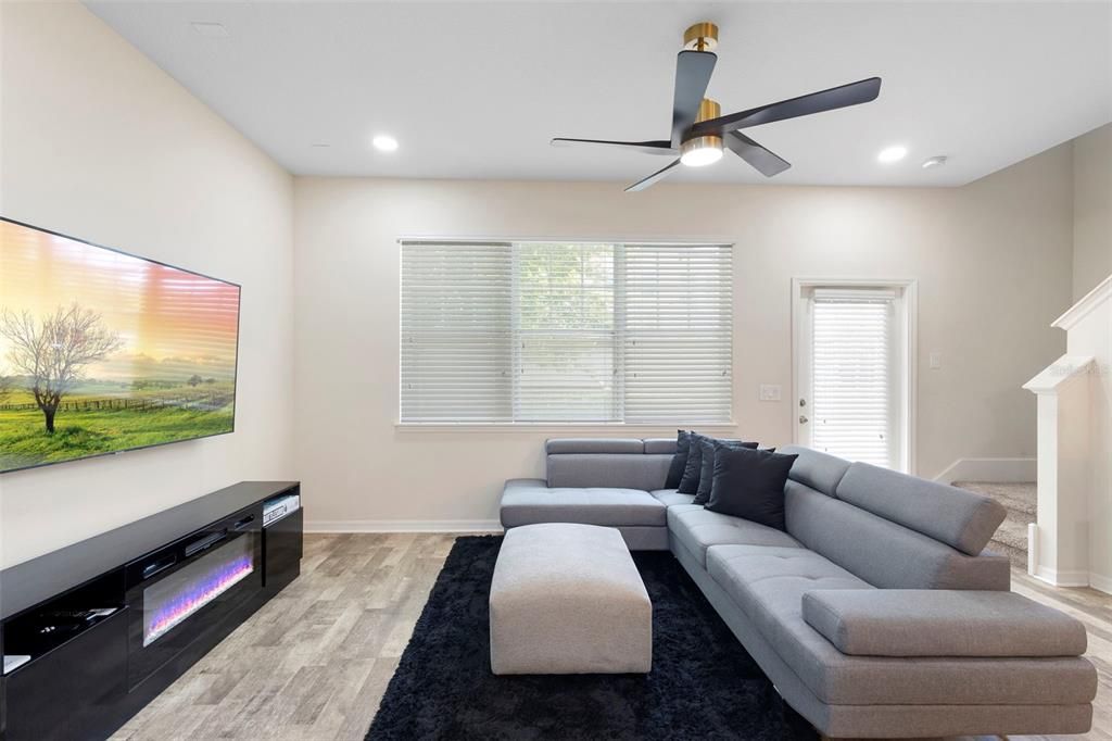 Active With Contract: $2,500 (2 beds, 2 baths, 1445 Square Feet)