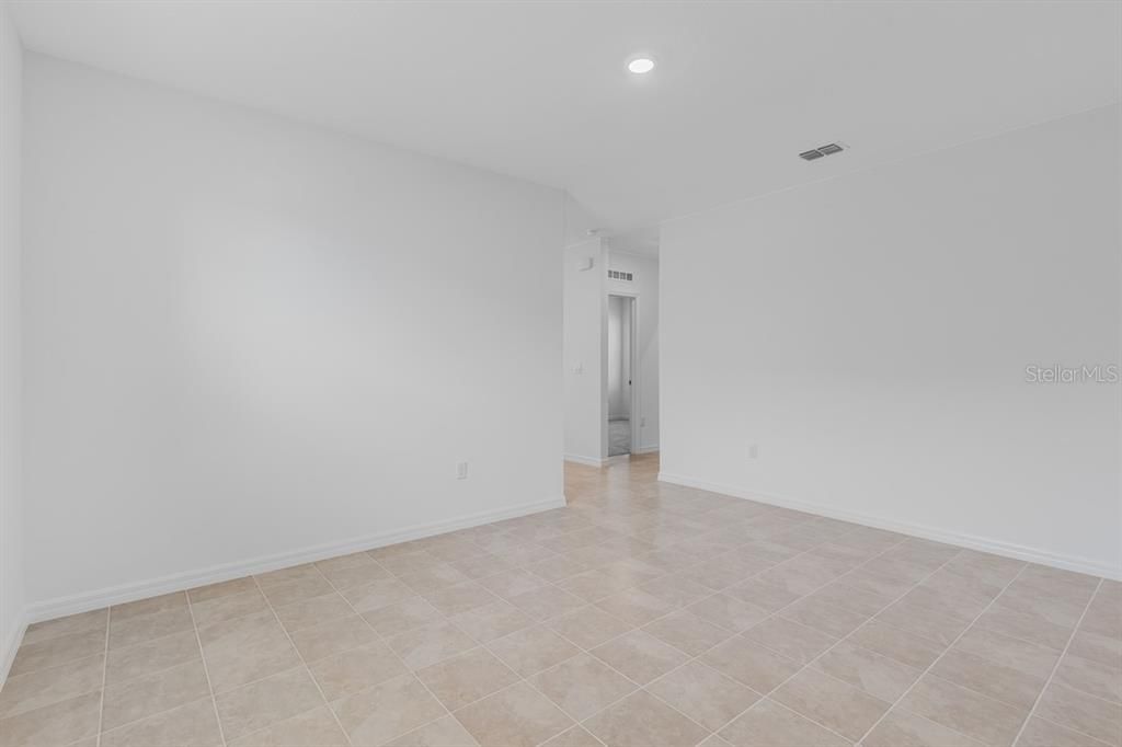 合同活跃: $299,999 (3 贝兹, 2 浴室, 1603 平方英尺)