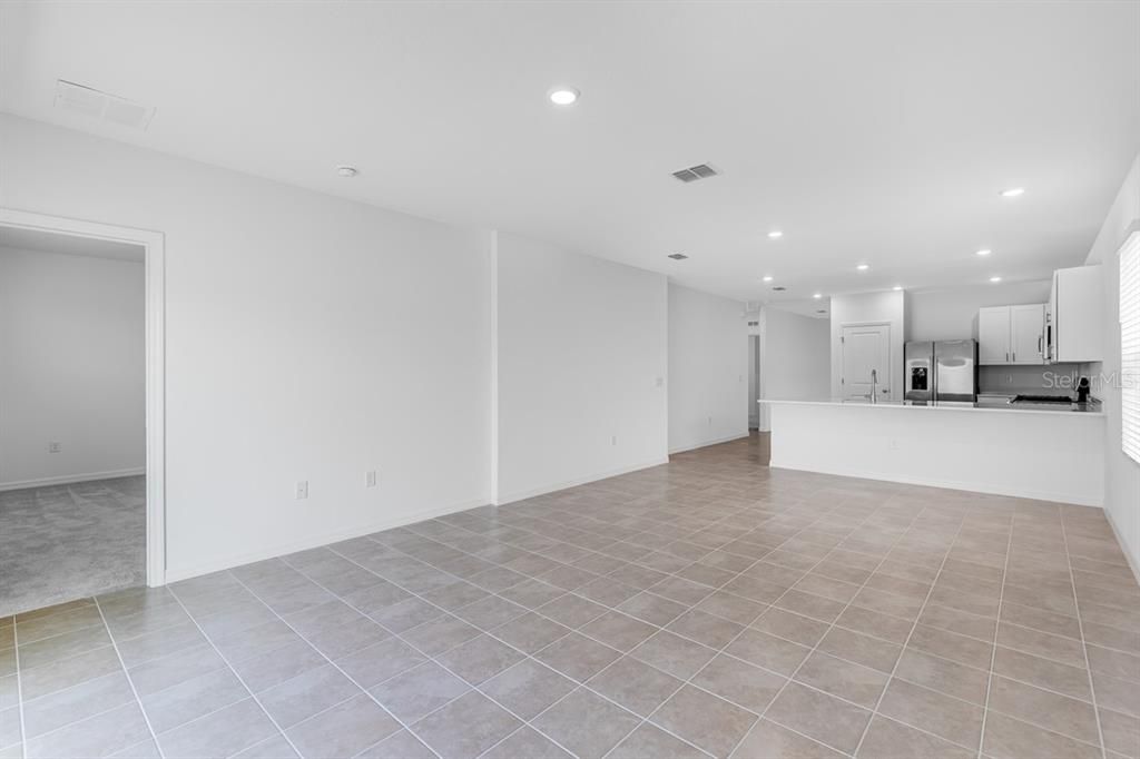 合同活跃: $299,999 (3 贝兹, 2 浴室, 1603 平方英尺)