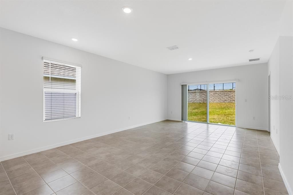 合同活跃: $299,999 (3 贝兹, 2 浴室, 1603 平方英尺)