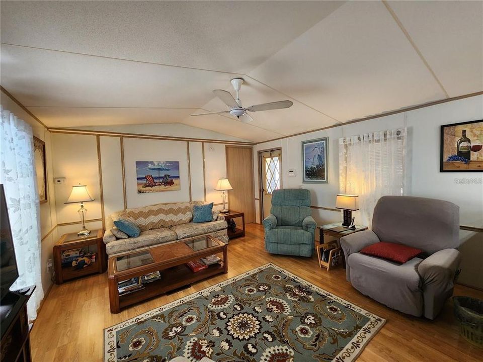 На продажу: $99,900 (2 спален, 2 ванн, 784 Квадратных фут)