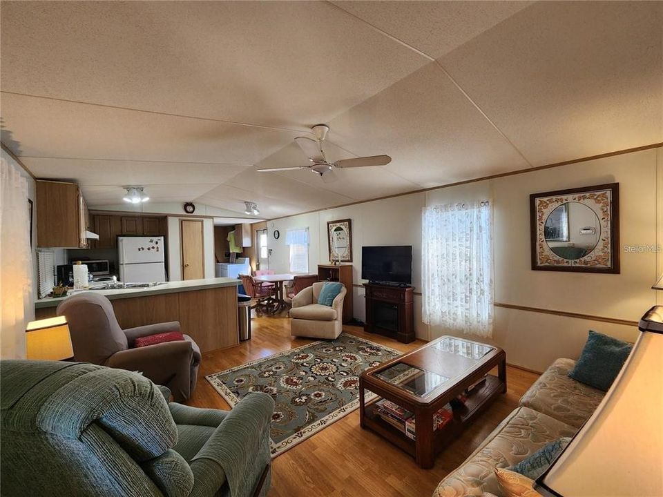 На продажу: $99,900 (2 спален, 2 ванн, 784 Квадратных фут)